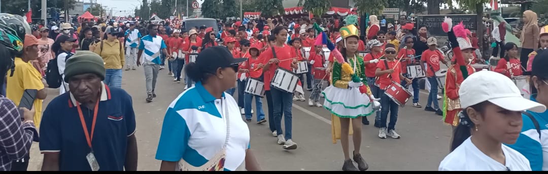 Siswa-siswi SD Bampel saat tampil dalam karnaval memperingati HUT ke-80 Kemerdekaan RI – Surya Papua/Frans Kobun