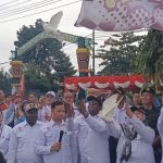 Bupati-Wabup Merauke, Yoseph Bladib Gebze-Fauzun Nihayah serta Gubernur Papua Selatan, Apolo Safanpo sedang melepas peserta karnaval – Surya Papua/Frans Kobun