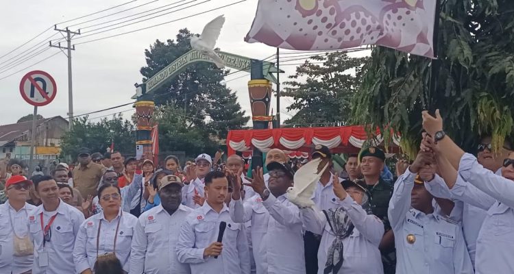 Bupati-Wabup Merauke, Yoseph Bladib Gebze-Fauzun Nihayah serta Gubernur Papua Selatan, Apolo Safanpo sedang melepas peserta karnaval – Surya Papua/Frans Kobun