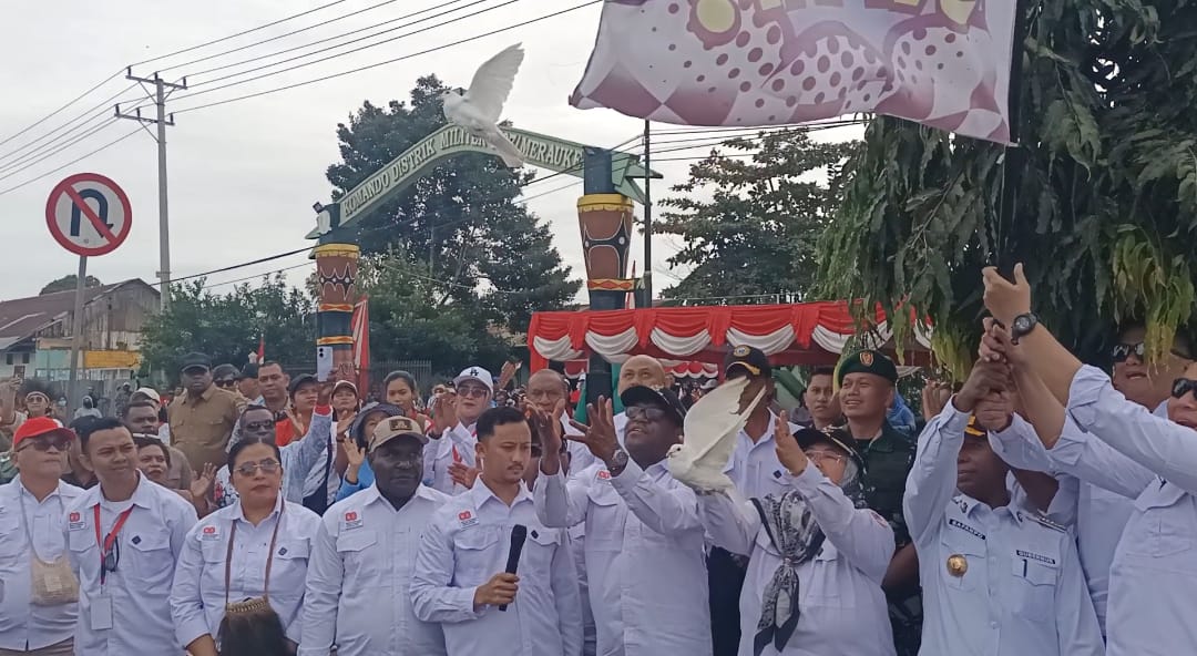 Bupati-Wabup Merauke, Yoseph Bladib Gebze-Fauzun Nihayah serta Gubernur Papua Selatan, Apolo Safanpo sedang melepas peserta karnaval – Surya Papua/Frans Kobun