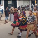 Anak-anak yang mengenakan atribut adat mengikuti karnaval untuk memperingati HUT Kemerdekaan RI – Surya Papua/Frans Kobun