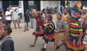 Anak-anak yang mengenakan atribut adat mengikuti karnaval untuk memperingati HUT Kemerdekaan RI – Surya Papua/Frans Kobun