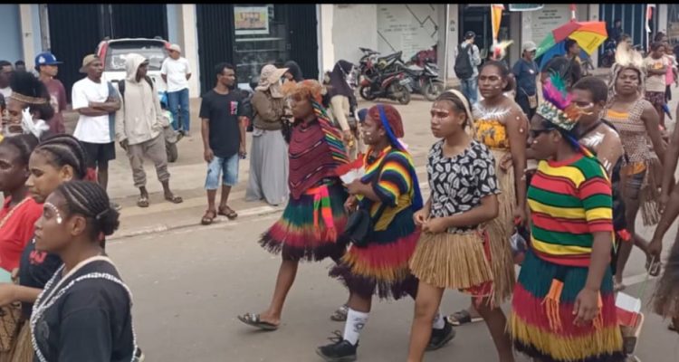 Anak-anak yang mengenakan atribut adat mengikuti karnaval untuk memperingati HUT Kemerdekaan RI – Surya Papua/Frans Kobun
