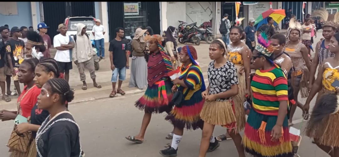 Anak-anak yang mengenakan atribut adat mengikuti karnaval untuk memperingati HUT Kemerdekaan RI – Surya Papua/Frans Kobun