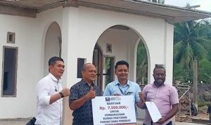 Penyerahan bantuan dana oleh BRI-Kasih untuk penyelesaian pembangunan Pastoran Sang Penebus Kampung Baru – Surya Papua/Agapitus Batbual