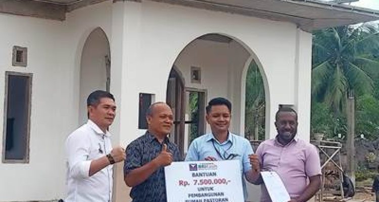 Penyerahan bantuan dana oleh BRI-Kasih untuk penyelesaian pembangunan Pastoran Sang Penebus Kampung Baru – Surya Papua/Agapitus Batbual