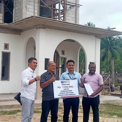 Penyerahan bantuan dana oleh BRI-Kasih untuk penyelesaian pembangunan Pastoran Sang Penebus Kampung Baru – Surya Papua/Agapitus Batbual