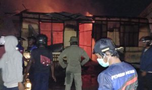 Kobaran api yang meluluhlantakan dua unit bangunan rumah – Surya Papua/IST