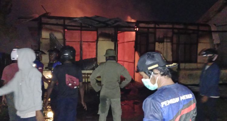 Kobaran api yang meluluhlantakan dua unit bangunan rumah – Surya Papua/IST