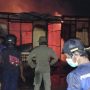 Kobaran api yang meluluhlantakan dua unit bangunan rumah – Surya Papua/IST
