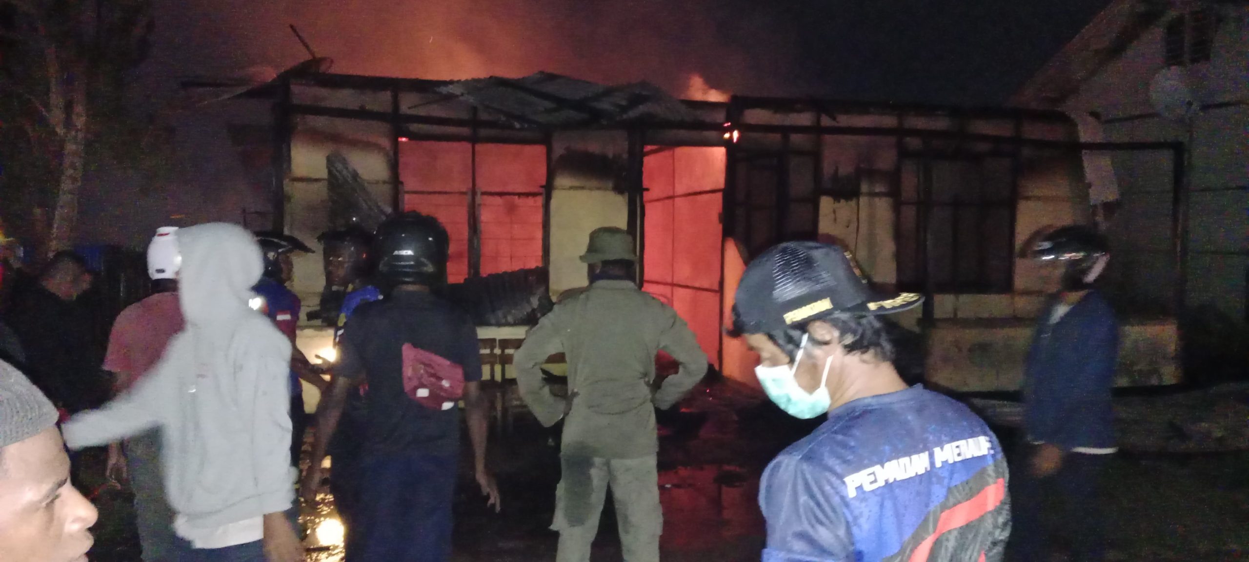 Kobaran api yang meluluhlantakan dua unit bangunan rumah – Surya Papua/IST