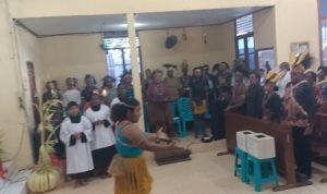 Umat Katolik yang memadati Gereja Santa Theresia Buti dalam perayaan misa Inkulturasi Mappi- Surya Papua/Frans Kobun