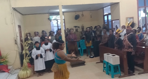 Umat Katolik yang memadati Gereja Santa Theresia Buti dalam perayaan misa Inkulturasi Mappi- Surya Papua/Frans Kobun