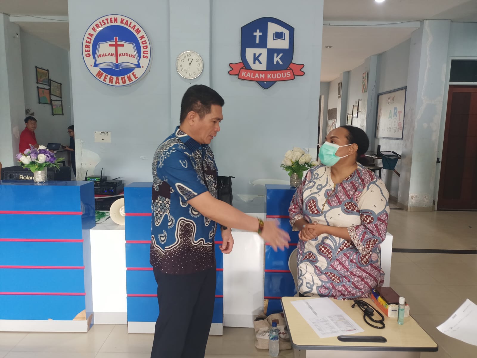 Anggota DPD RI, Rudy Tirtayana sedang berdiskusi dengan salah seorang tim medis dalam kegiatan pengobatan gratis – Surya Papua/Frans Kobun