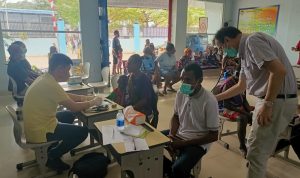 Salah seorang warga sedang diperiksa dalam kegiatan pengobatan gratis – Surya Papua/Frans Kobun
