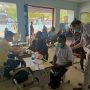 Salah seorang warga sedang diperiksa dalam kegiatan pengobatan gratis – Surya Papua/Frans Kobun