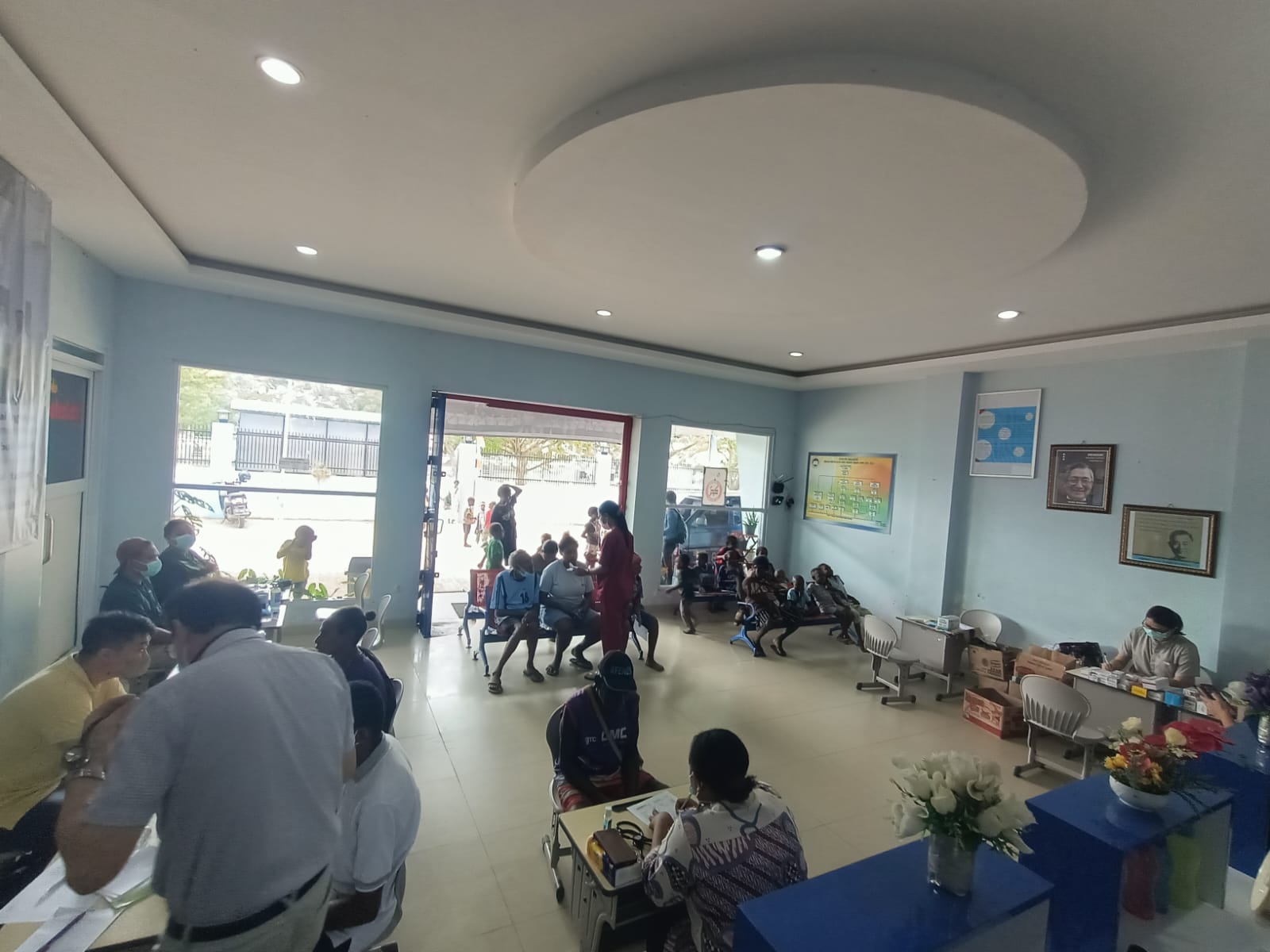 Suasana pengobatan gratis yang berlangsung di Sekolah Kalam Kudus tadi siang – Surya Papua/Frans Kobun