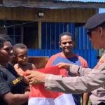 Pemberian Bendera Merah Putih kepada masyarakat di sejumlah titik – Surya Papua/IST