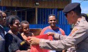 Pemberian Bendera Merah Putih kepada masyarakat di sejumlah titik – Surya Papua/IST
