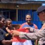 Pemberian Bendera Merah Putih kepada masyarakat di sejumlah titik – Surya Papua/IST
