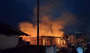 Kebakaran rumah dan sebuah mobil terjadi di Jalan Natuna, Kabupaten Merauke – Surya Papua/IST