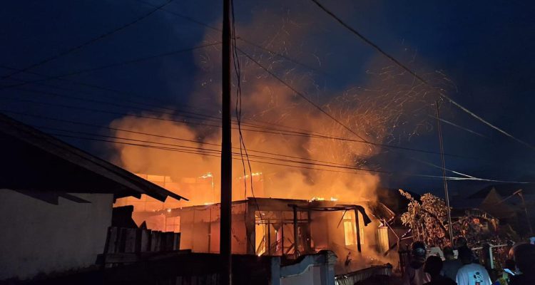 Kebakaran rumah dan sebuah mobil terjadi di Jalan Natuna, Kabupaten Merauke – Surya Papua/IST