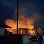 Kebakaran rumah dan sebuah mobil terjadi di Jalan Natuna, Kabupaten Merauke – Surya Papua/IST