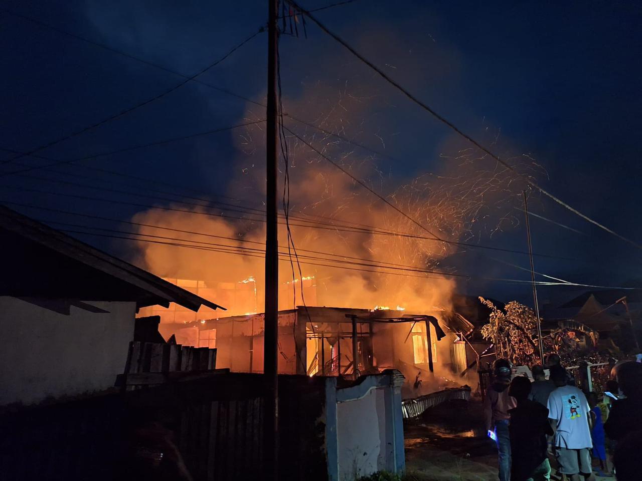 Kebakaran rumah dan sebuah mobil terjadi di Jalan Natuna, Kabupaten Merauke – Surya Papua/IST