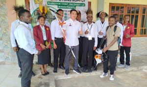Penyerahan bantuan mesin potong rumput oleh anggota DPD RI, Rudy Tirtayana kepada mahasiswa OAP di STK St. Yakobus Merauke – Surya Papua/IST