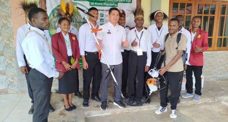 Penyerahan bantuan mesin potong rumput oleh anggota DPD RI, Rudy Tirtayana kepada mahasiswa OAP di STK St. Yakobus Merauke – Surya Papua/IST