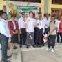 Penyerahan bantuan mesin potong rumput oleh anggota DPD RI, Rudy Tirtayana kepada mahasiswa OAP di STK St. Yakobus Merauke – Surya Papua/IST