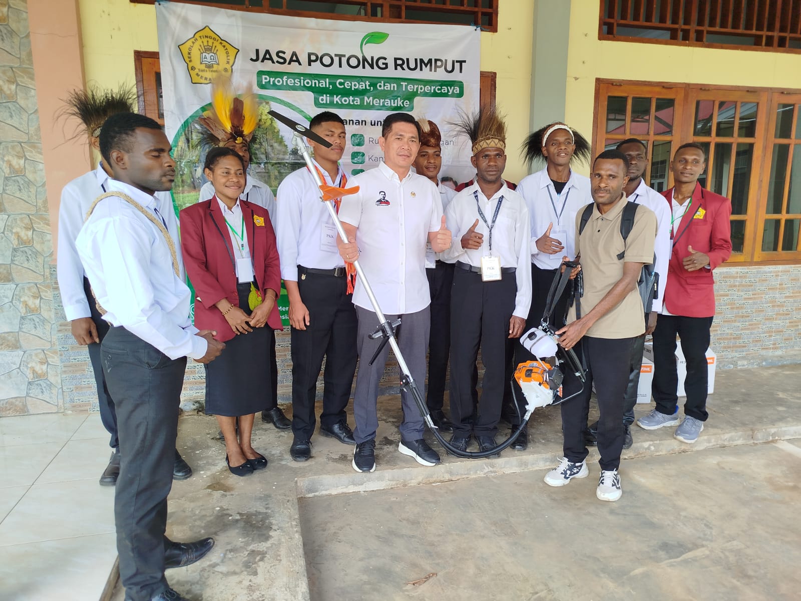 Penyerahan bantuan mesin potong rumput oleh anggota DPD RI, Rudy Tirtayana kepada mahasiswa OAP di STK St. Yakobus Merauke – Surya Papua/IST