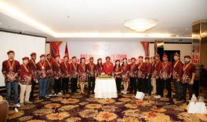 Ketua Presidium Pengurus Pusat Perhimpunan Mahasiswa Katolik (PMKRI), Susana Florika Marianti Kandaimu foto bersama pengurus- Surya Papua/IST