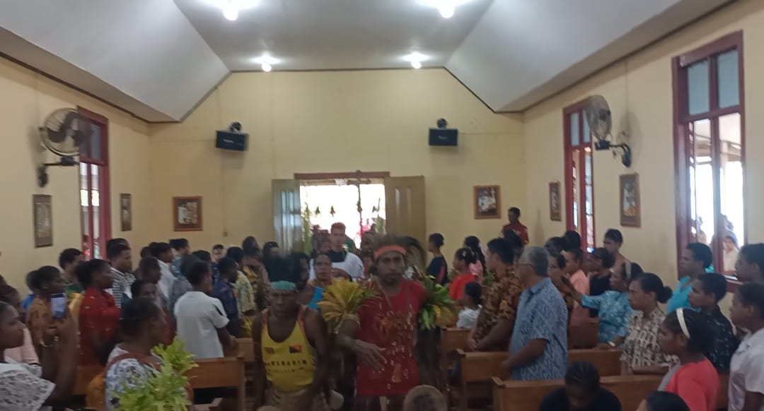 Arak-arakan dan bunyi kandara dalam perayaan misa inkulturasi di Gereja Santa Theresia Buti – Surya Papua/Frans Kobun