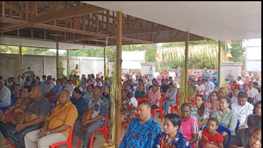 Umat yang memadati Gereja Santa Theresia Buti mengikuti misa inkulturasi – Surya Papua/Frans Kobun