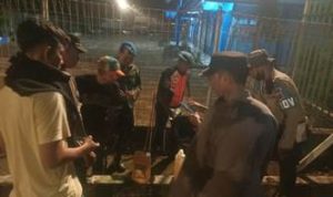 Barang bawaan penumpang Lauser yang sedang diperiksa dan berhasil diamankan puluhan botol sopi – Surya Papua/IST