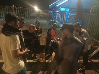 Barang bawaan penumpang Lauser yang sedang diperiksa dan berhasil diamankan puluhan botol sopi – Surya Papua/IST