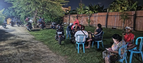 Sejumlah warga  berada di halaman rumah warga untuk bermain wi’fi gratis – Surya Papua/Frans Kobun