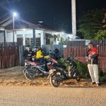 Masyarakat yang menggunakan jasa wi’fi gratis di salah satu rumah di Jalan Biak – Surya Papua/Frans Kobun