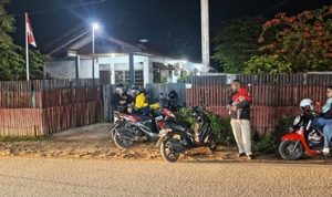 Masyarakat yang menggunakan jasa wi’fi gratis di salah satu rumah di Jalan Biak – Surya Papua/Frans Kobun