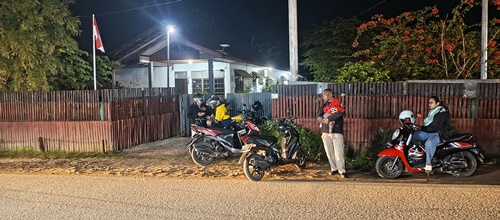 Masyarakat yang menggunakan jasa wi’fi gratis di salah satu rumah di Jalan Biak – Surya Papua/Frans Kobun