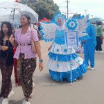 Penampilan sejumlah siswi dari salah satu sekolah yang mengenakan gaun dari bahan dari sampah berupa plastik – Surya Papua/IST
