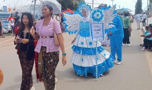 Penampilan sejumlah siswi dari salah satu sekolah yang mengenakan gaun dari bahan dari sampah berupa plastik – Surya Papua/IST