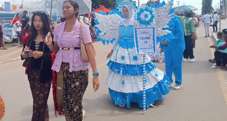 Penampilan sejumlah siswi dari salah satu sekolah yang mengenakan gaun dari bahan dari sampah berupa plastik – Surya Papua/IST