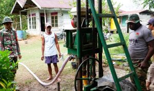 Air bersih sedang dialirkan dengan selang sekaligus dilakukan ujicoba – Surya Papua/IST