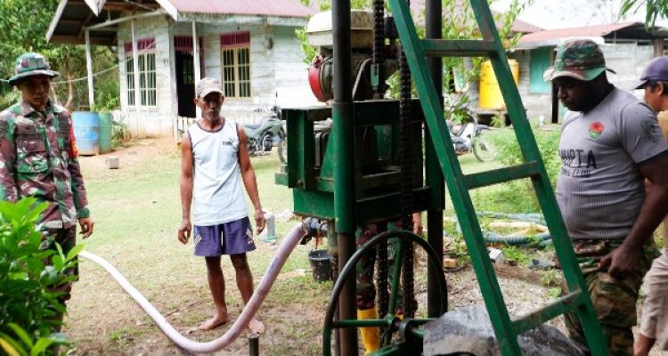 Air bersih sedang dialirkan dengan selang sekaligus dilakukan ujicoba – Surya Papua/IST