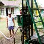 Air bersih sedang dialirkan dengan selang sekaligus dilakukan ujicoba – Surya Papua/IST