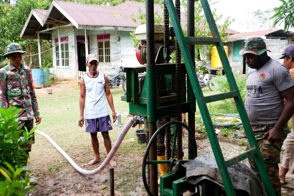 Air bersih sedang dialirkan dengan selang sekaligus dilakukan ujicoba – Surya Papua/IST