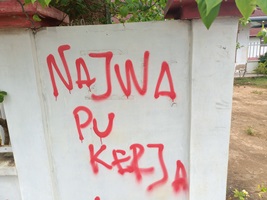 Tulisan nama Najwa di tembok TElkom Cabang Merauke- Surya Papua/Frans Kobun