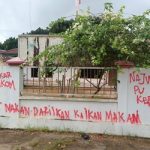 Coretan di pagar tembok Kantor Telkom Merauke dengan menyertakan nama Najwa juga – Surya Papua/Frans Kobun